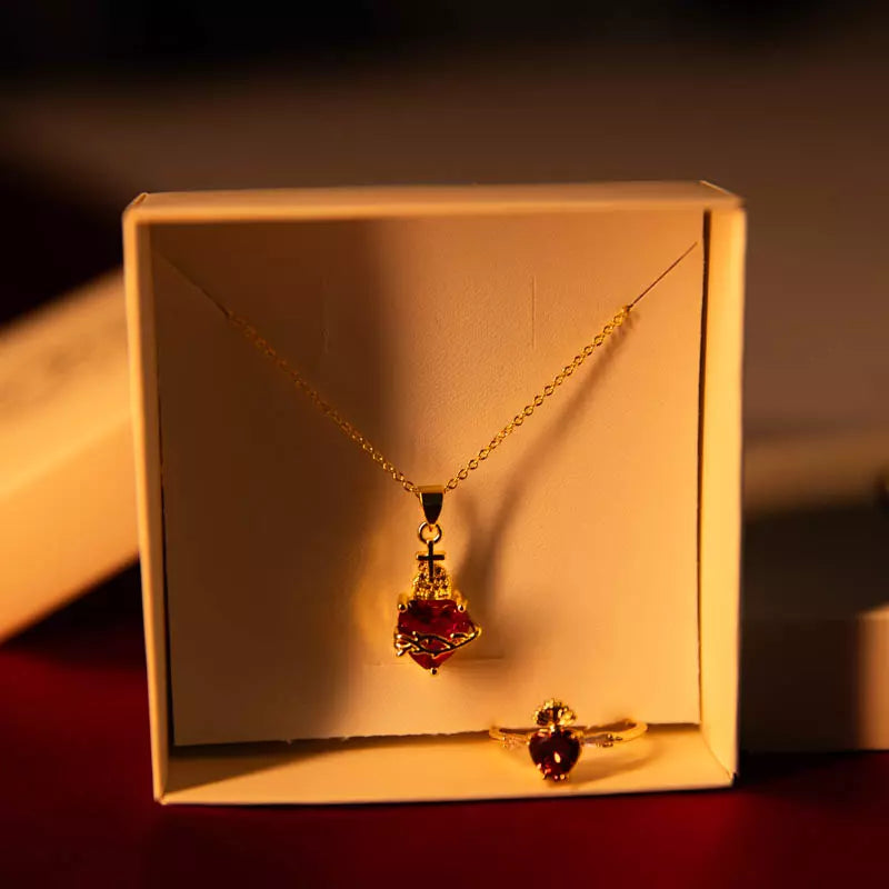 Anel Sagrado Coração de Jesus Ouro 14k Feminino – Anel Religioso com Pedra Vermelha e Zircônias