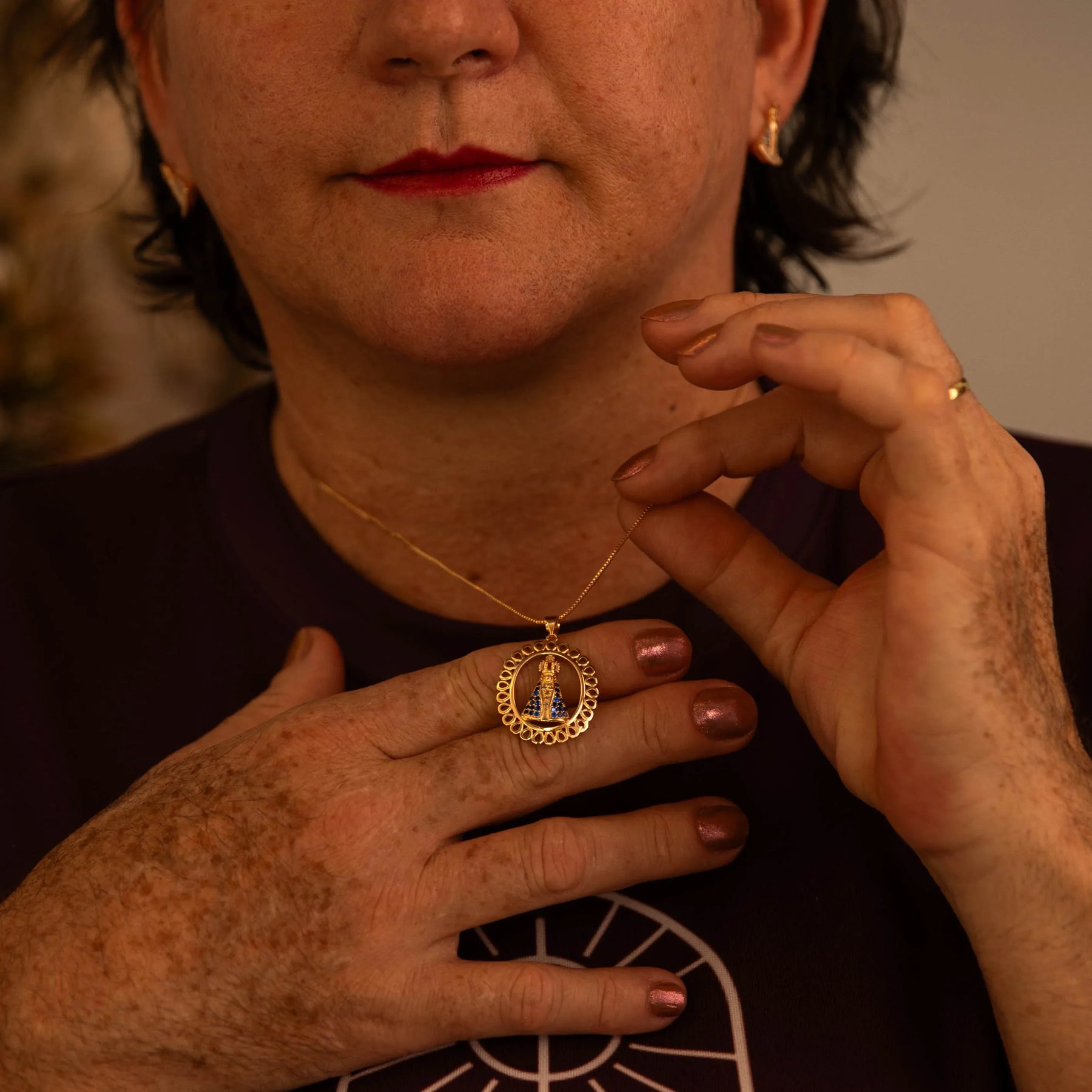 Colar Nossa Senhora Aparecida Oval com Zircônias Azuis Ouro 14k – Colar Religioso Feminino Delicado