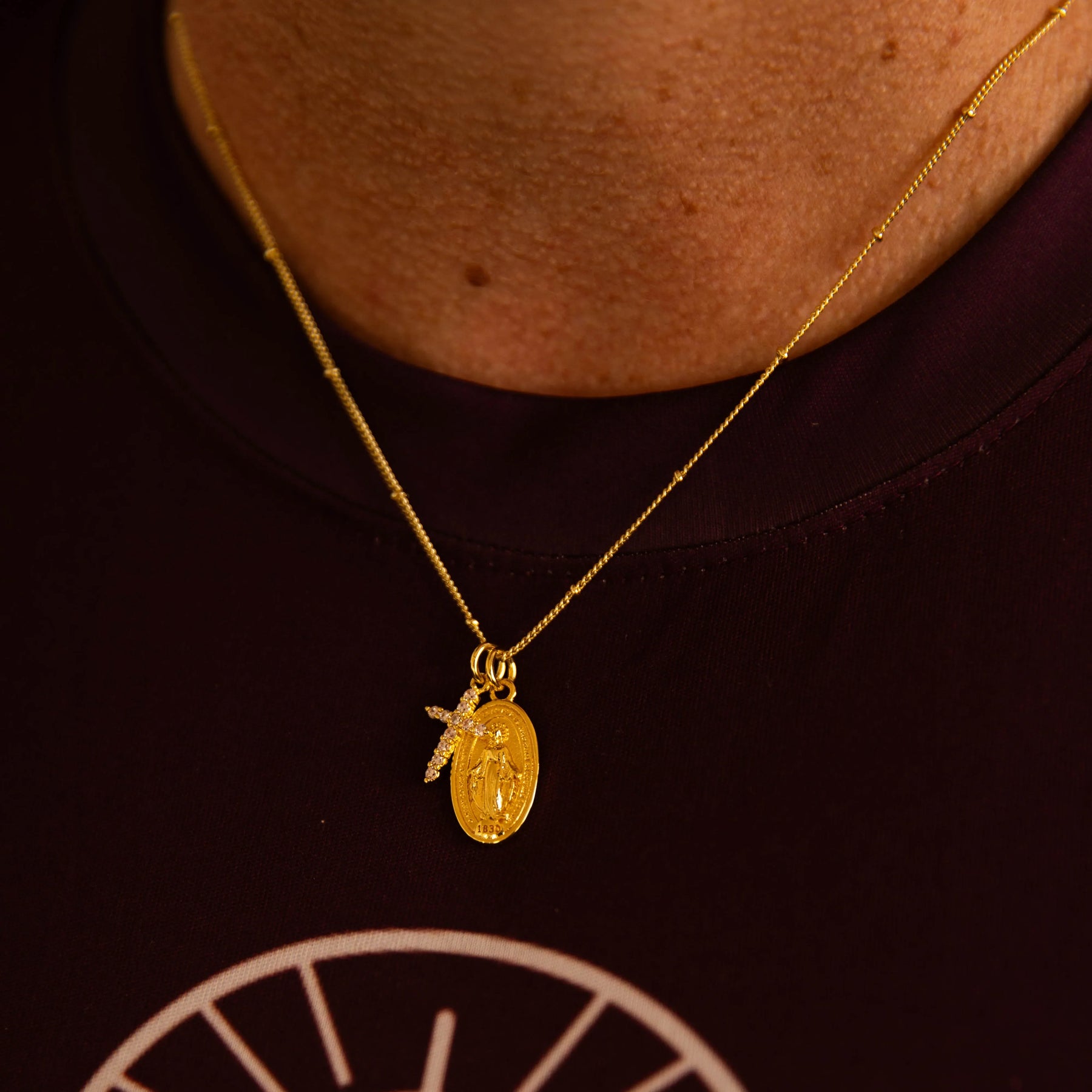 Colar Virgem Maria com Cruz de Zircônia – Colar Religioso Feminino Delicado