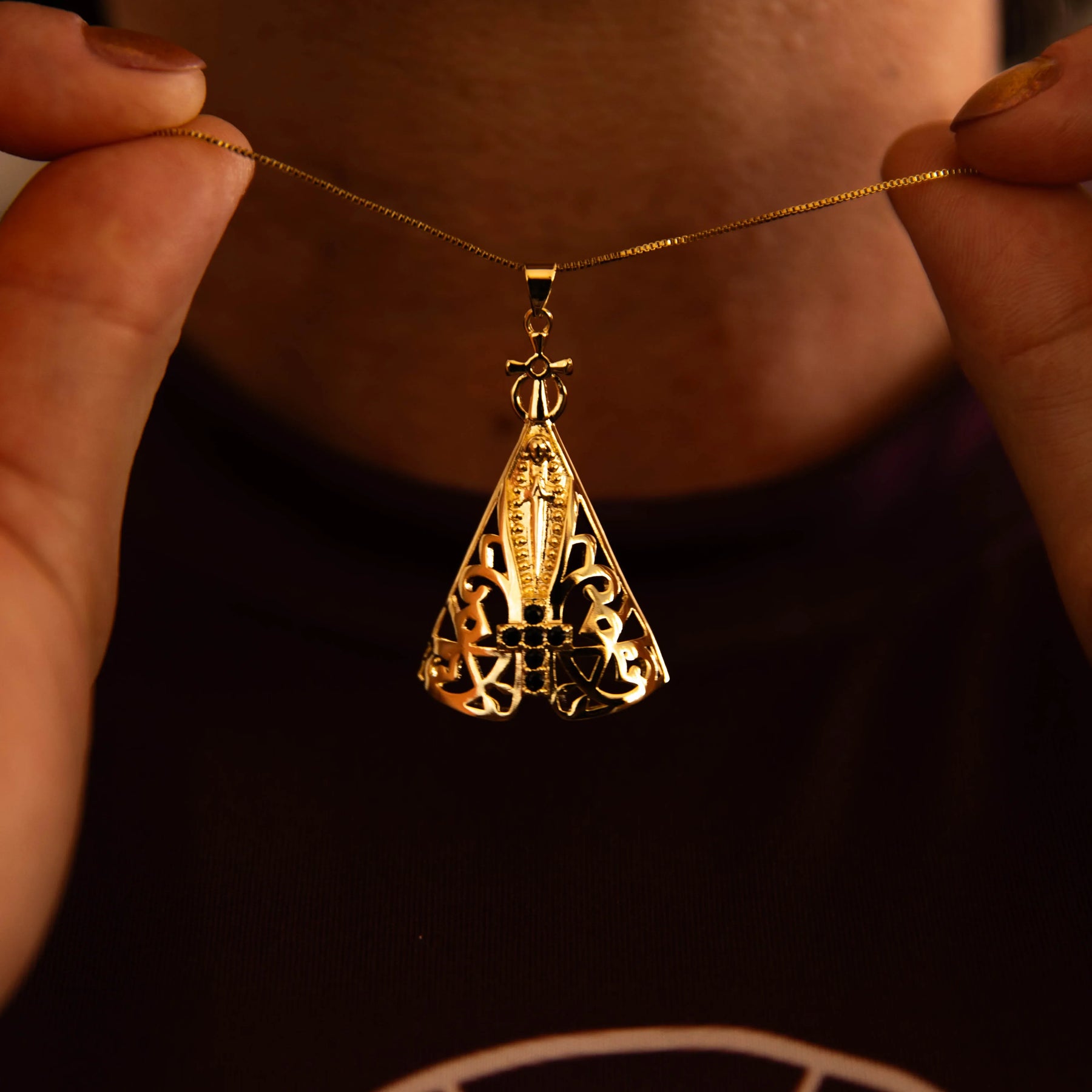 Colar Nossa Senhora Essência Divina Ouro 14k – Pingente Religioso Feminino Vazado com Cruz