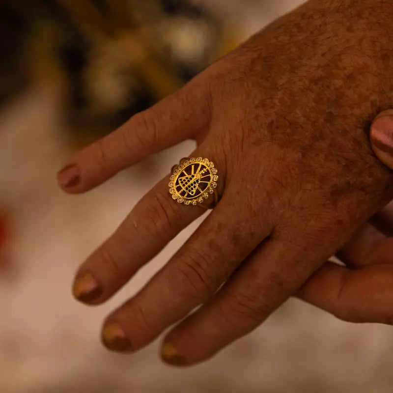 Anel Nossa Senhora Aparecida Ajustável Ouro 14k – Anel Religioso Feminino com Zircônias