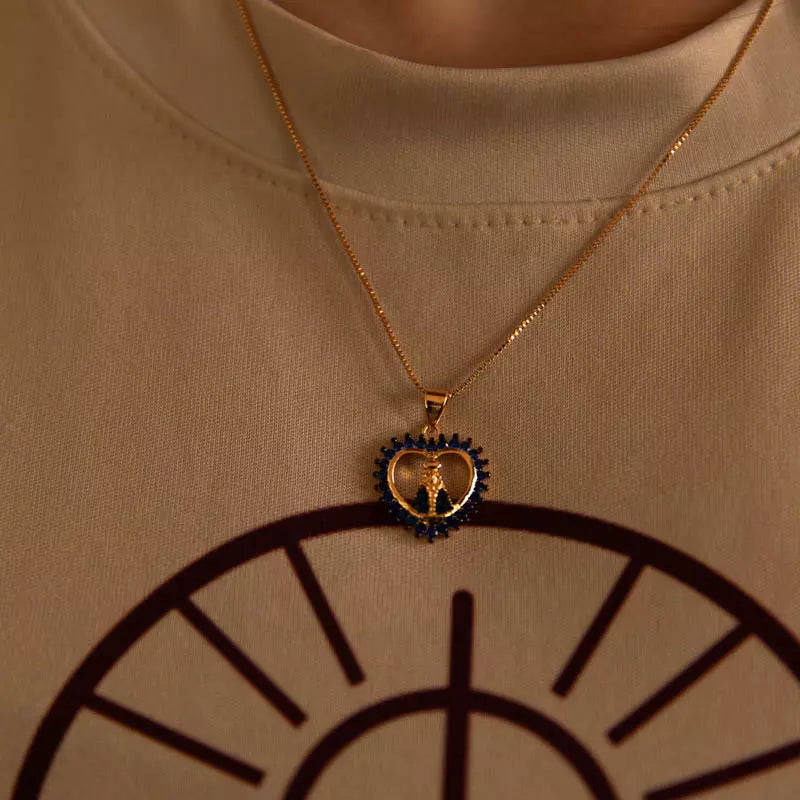 Colar Nossa Senhora Aparecida com Coração e Zircônias Azuis Ouro 14k – Pingente Religioso Feminino Premium