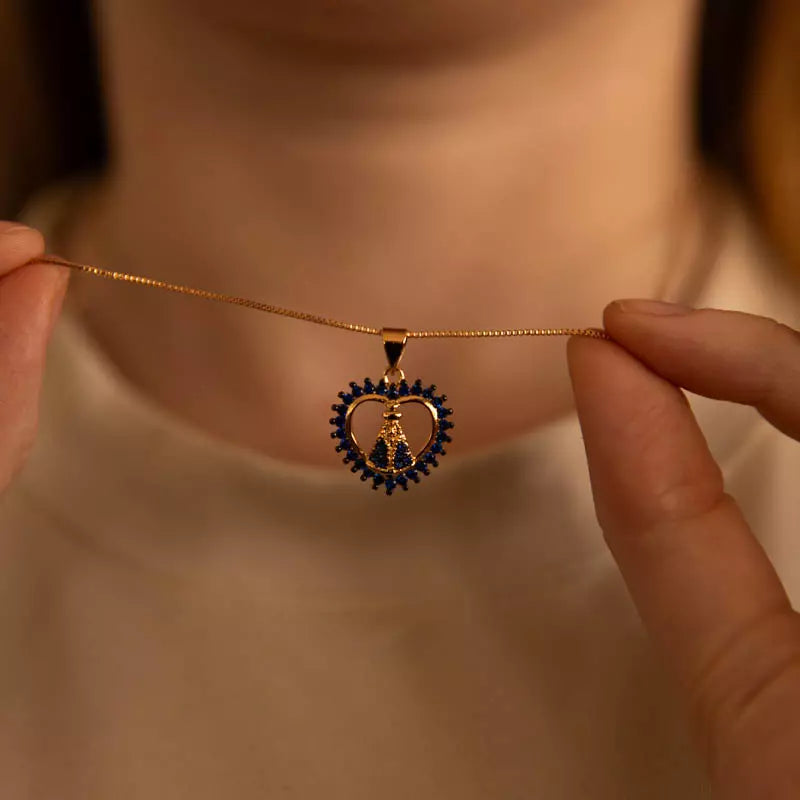 Colar Nossa Senhora Aparecida com Coração e Zircônias Azuis Ouro 14k – Pingente Religioso Feminino Premium