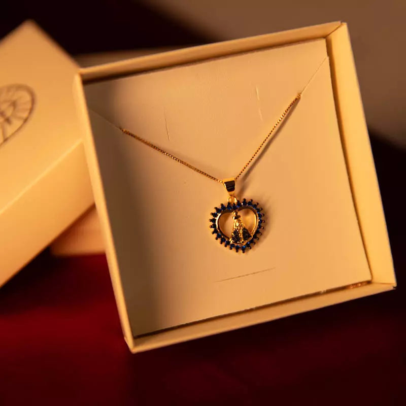Colar Nossa Senhora Aparecida com Coração e Zircônias Azuis Ouro 14k – Pingente Religioso Feminino Premium