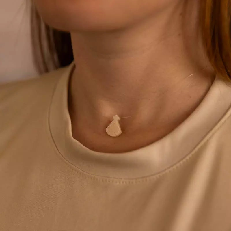 Colar Nossa Senhora Aparecida de Madrepérola no fio de nylon
