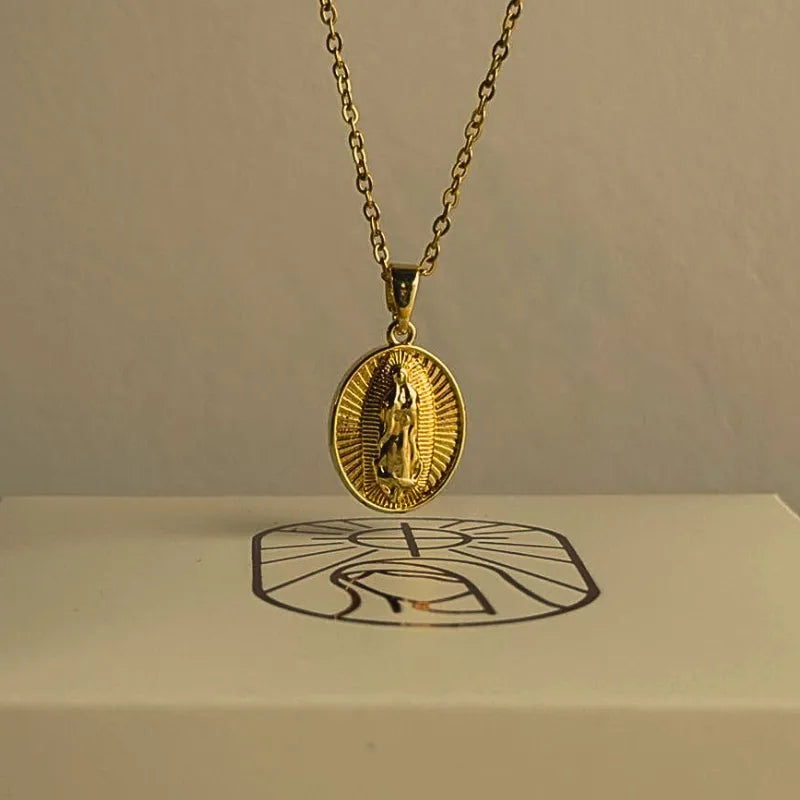 Colar Nossa Senhora de Guadalupe Ouro – Pingente Religioso Feminino Delicado