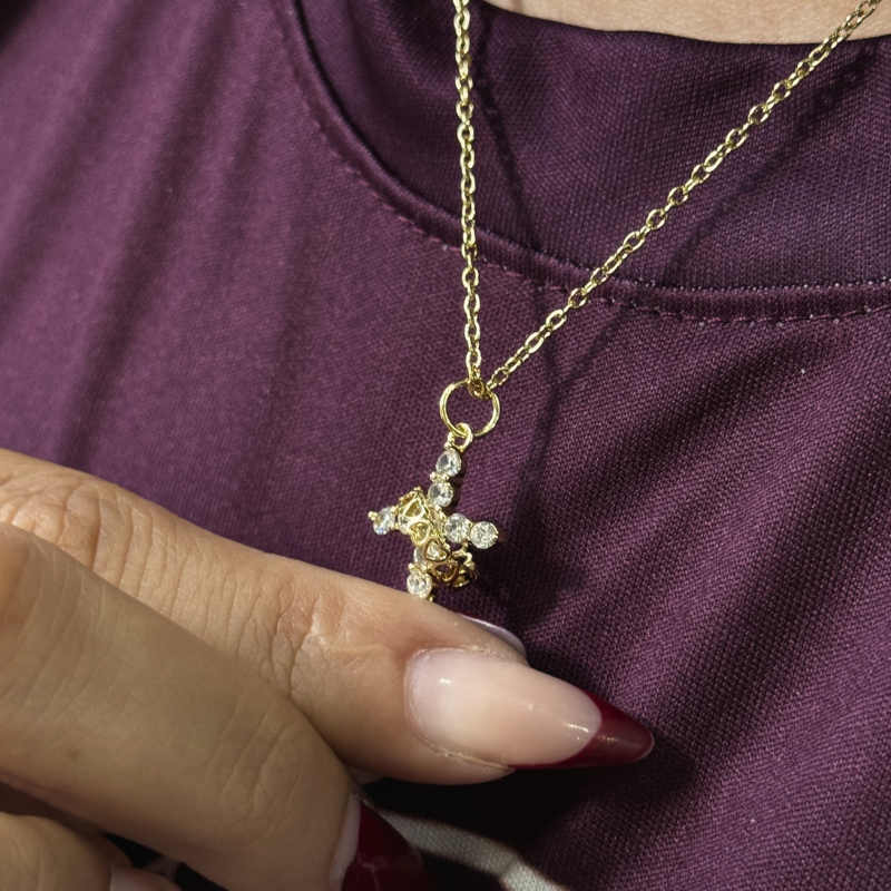 Colar Cruz com Coração Giratório Ouro ou Prata – Pingente Religioso Feminino com Zircônias