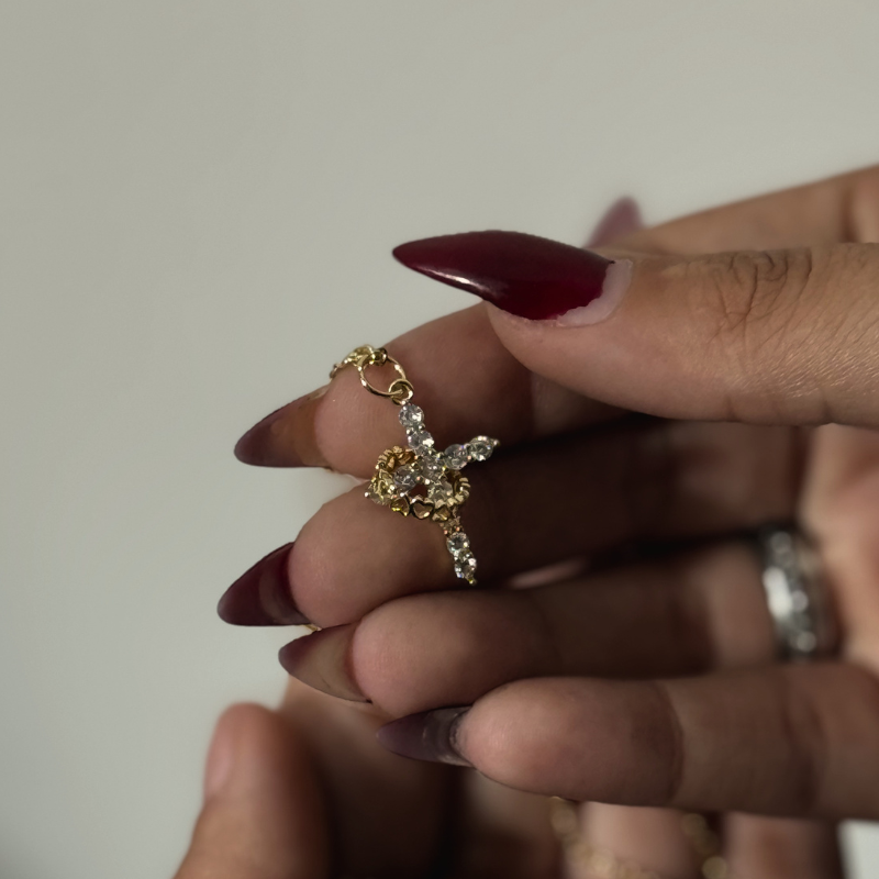 Colar Cruz com Coração Giratório Ouro ou Prata – Pingente Religioso Feminino com Zircônias