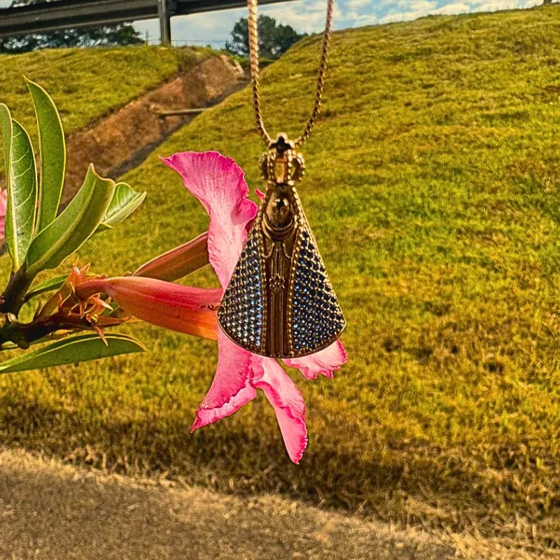 Colar Nossa Senhora Aparecida Clássica com Zircônias Azuis Ouro – Colar Religioso Feminino