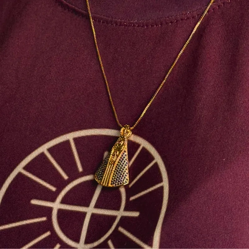 Colar Nossa Senhora Aparecida Clássica com Zircônias Azuis Ouro – Colar Religioso Feminino