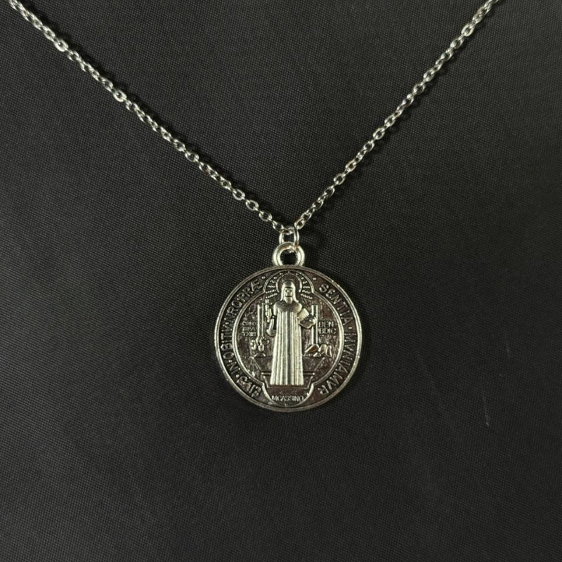 Colar Medalha de São Bento Prata Envelhecida – Colar Religioso de Proteção e Fé