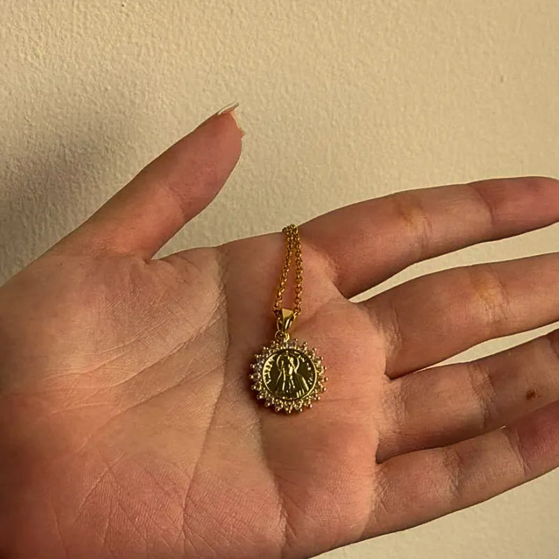 Colar Medalha Nossa Senhora Aparecida com Zircônias Ouro – Colar Religioso Feminino Delicado