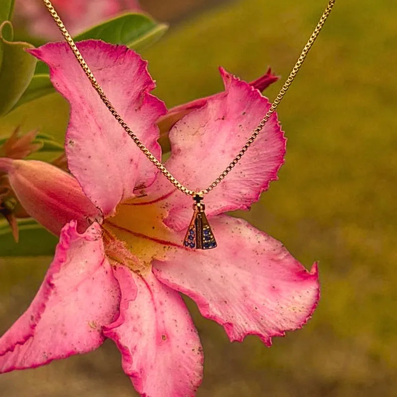 Colar Mini Nossa Senhora Aparecida com Zircônias Ouro – Colar Religioso Feminino Delicado