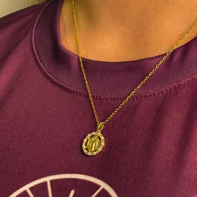 Colar Nossa Senhora Aparecida com Pérolas e Zircônias Ouro – Colar Religioso Feminino Elegante