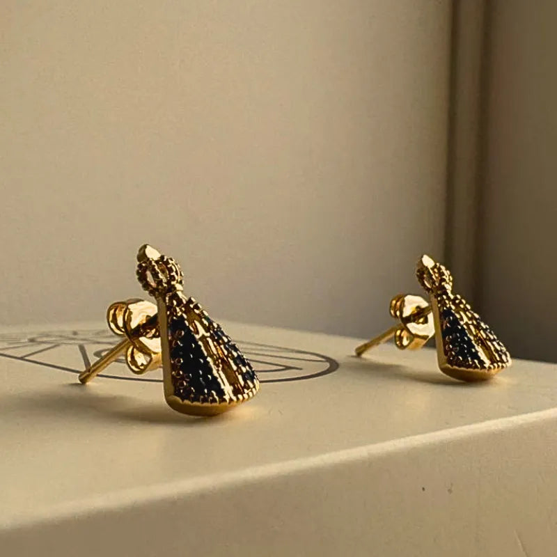 Brinco Mini Nossa Senhora Aparecida com Zircônias Azuis Ouro – Brinco Religioso Feminino Delicado