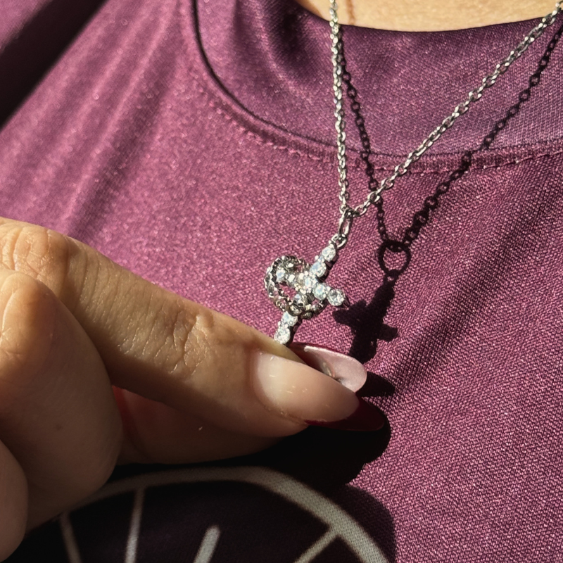 Colar Cruz com Coração Giratório Ouro ou Prata – Pingente Religioso Feminino com Zircônias