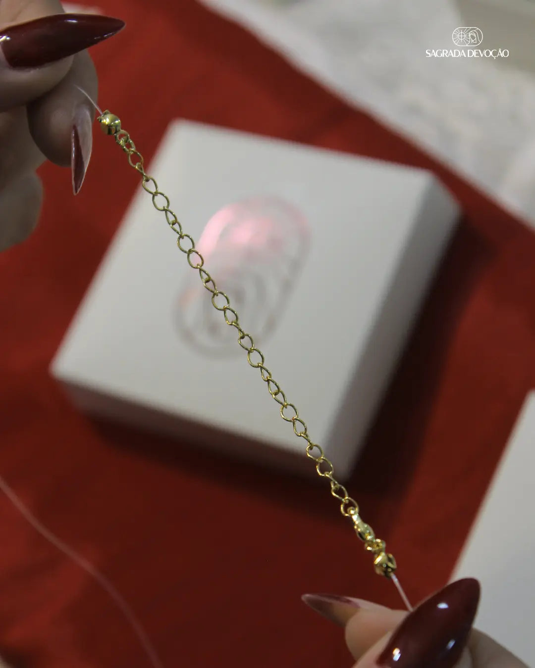 Colar Nossa Senhora Aparecida de Madrepérola no fio de nylon