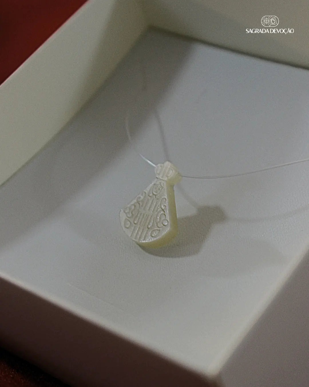 Colar Nossa Senhora Aparecida de Madrepérola no fio de nylon