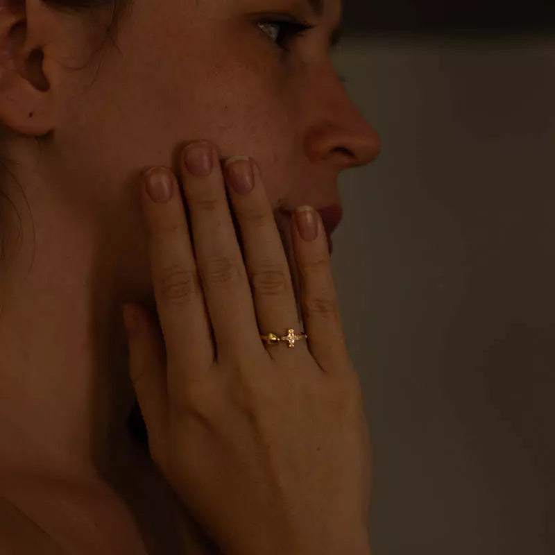 Anel de Cruz com Coração – Anel Religioso Feminino (Ajustável)