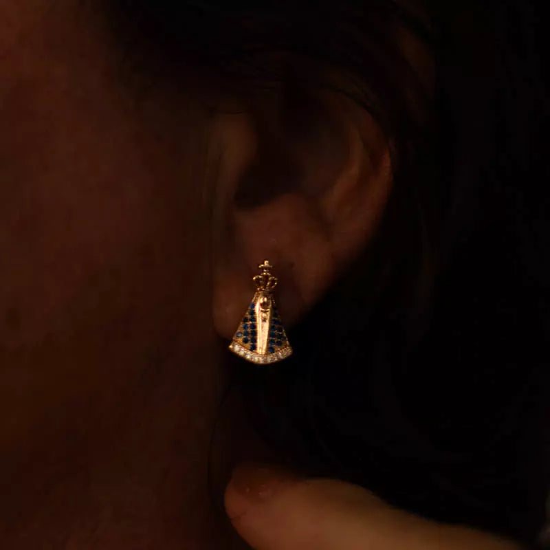 Brinco Nossa Senhora Aparecida com Zircônias Azuis Ouro 14k – Brinco Religioso Feminino Delicado
