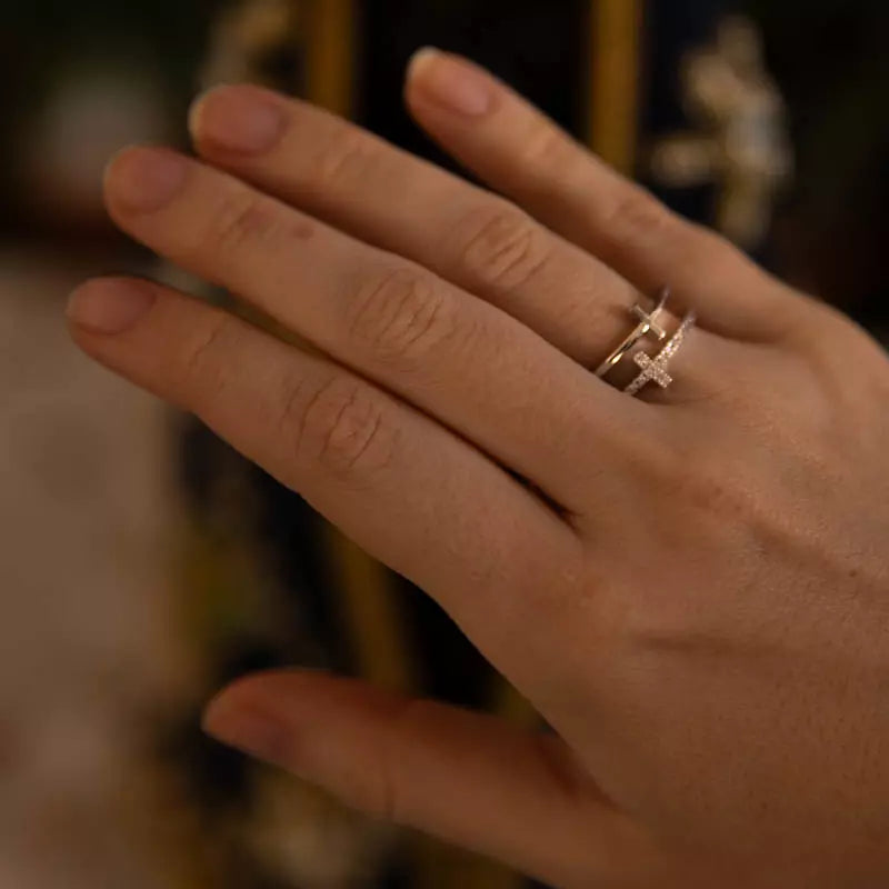 Anel Cruz Dupla Ouro ou Prata Ajustável – Anel Religioso Feminino com Zircônias