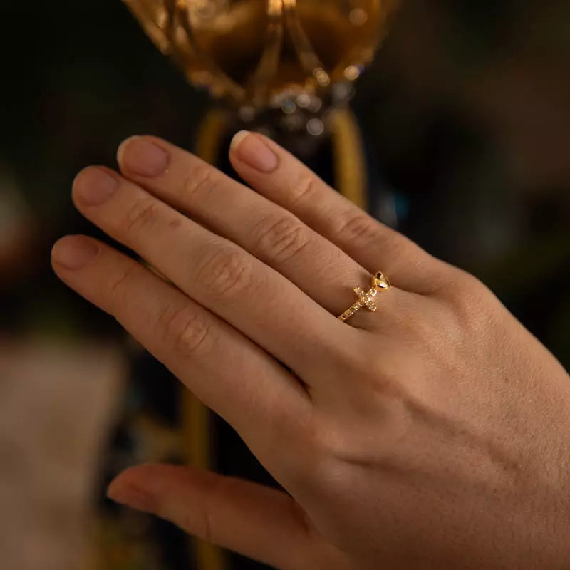 Anel de Cruz com Coração – Anel Religioso Feminino (Ajustável)
