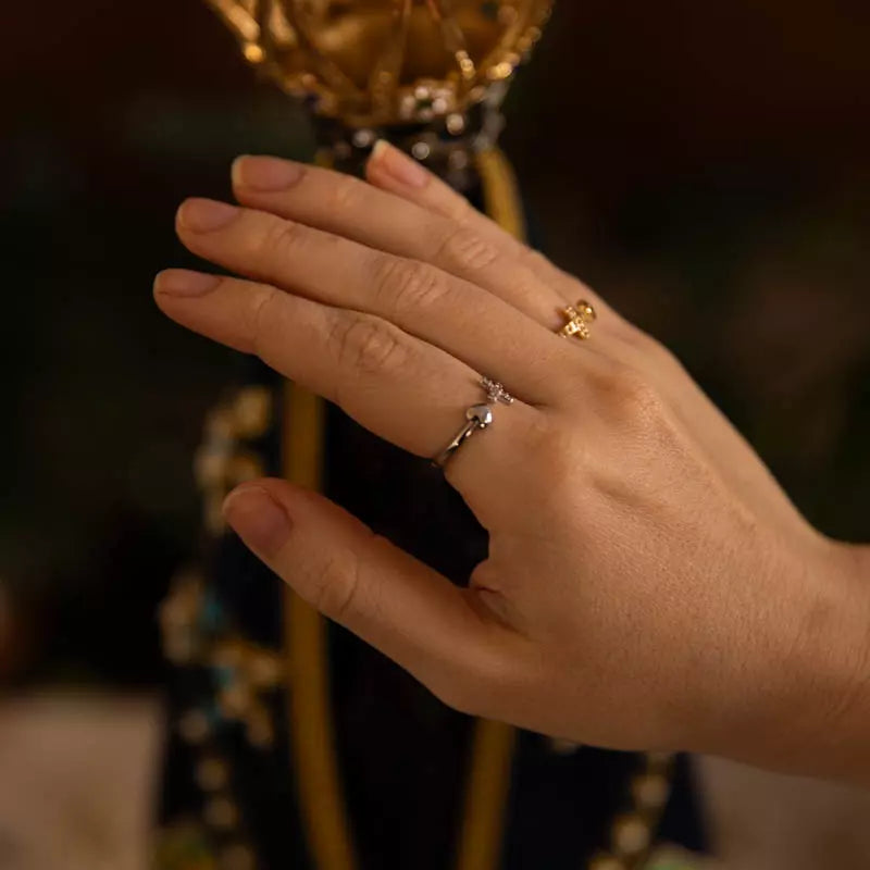 Anel de Cruz com Coração – Anel Religioso Feminino (Ajustável)