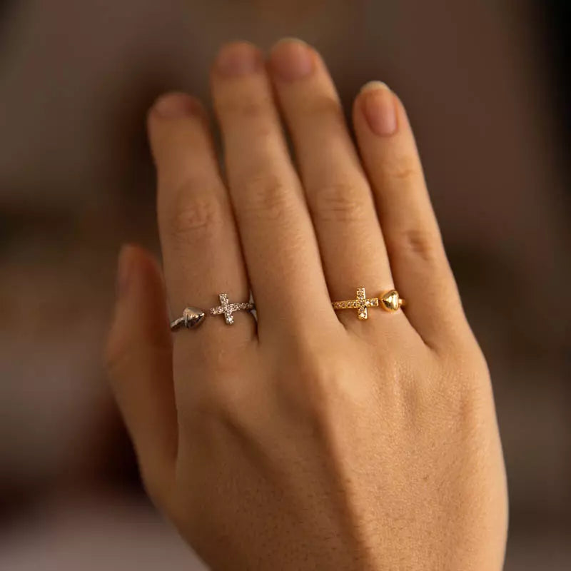 Anel de Cruz com Coração – Anel Religioso Feminino (Ajustável)