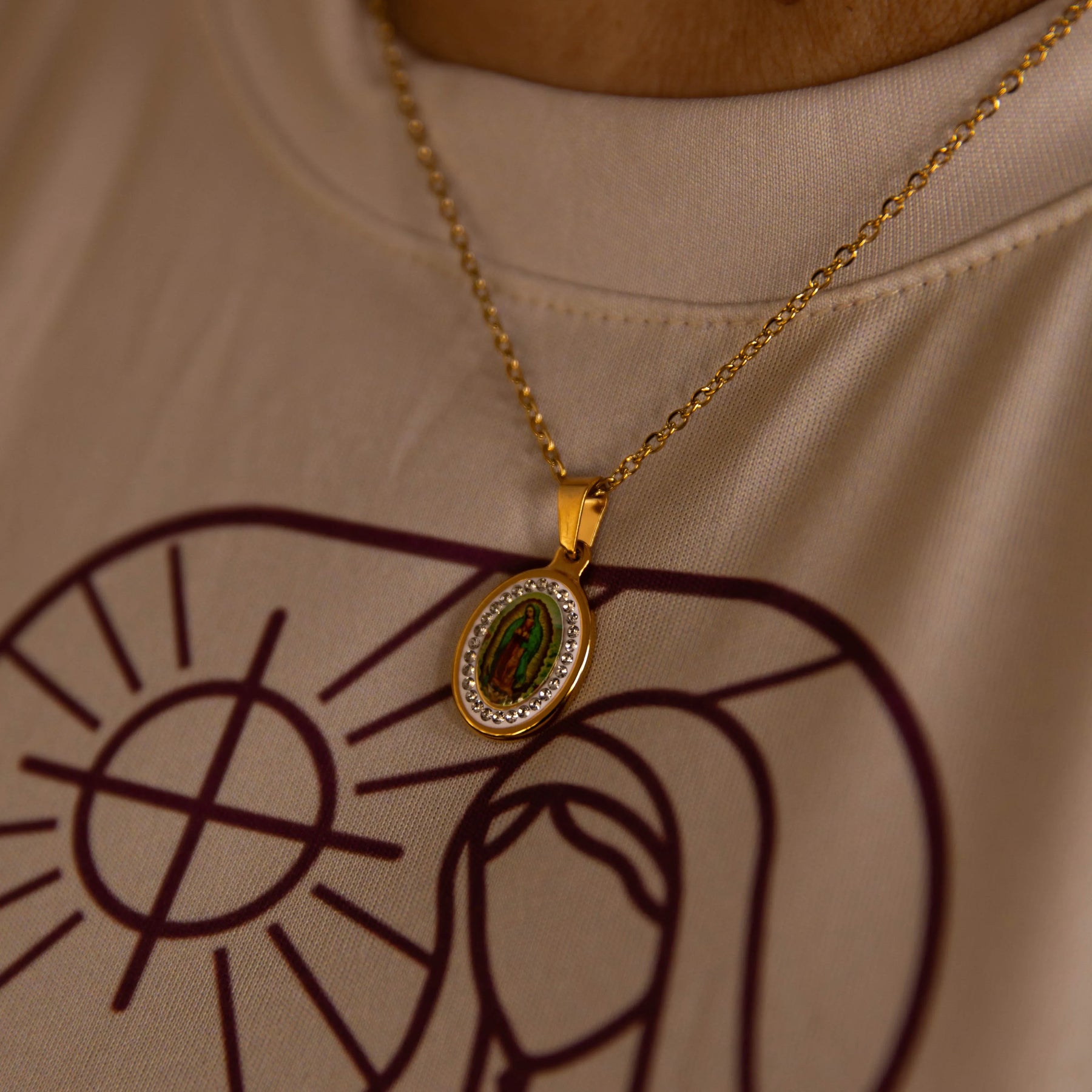 Colar Nossa Senhora de Guadalupe com Zircônias – Pingente Religioso Feminino Delicado