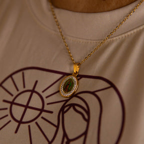Colar Nossa Senhora de Guadalupe com Zircônias – Pingente Religioso Feminino Delicado