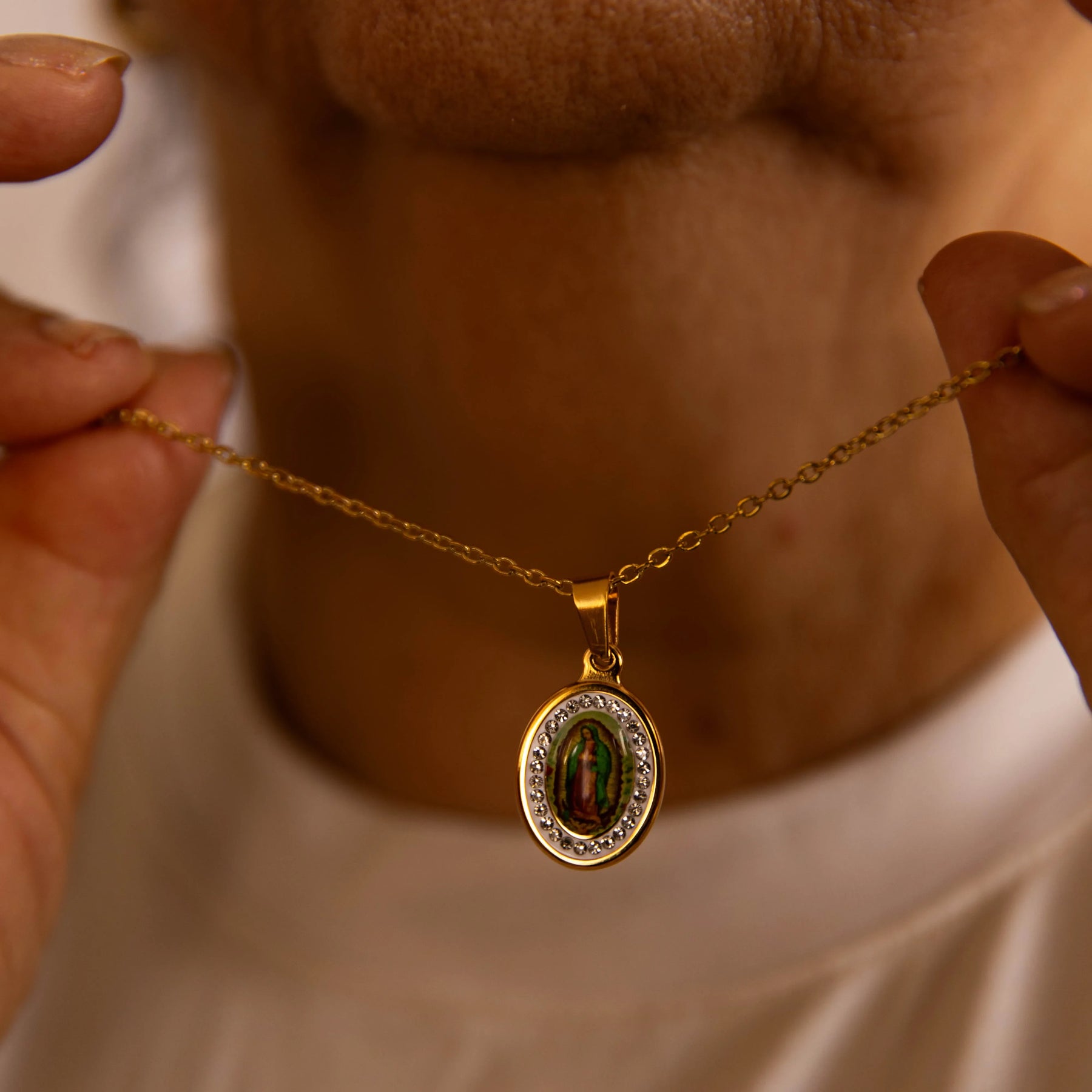 Colar Nossa Senhora de Guadalupe com Zircônias – Pingente Religioso Feminino Delicado