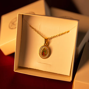 Colar Nossa Senhora de Guadalupe com Zircônias – Pingente Religioso Feminino Delicado
