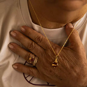 Anel Sagrado Coração de Jesus Ouro 14k Feminino – Anel Religioso com Pedra Vermelha e Zircônias