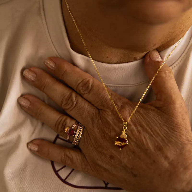 Anel Sagrado Coração de Jesus Ouro 14k Feminino – Anel Religioso com Pedra Vermelha e Zircônias
