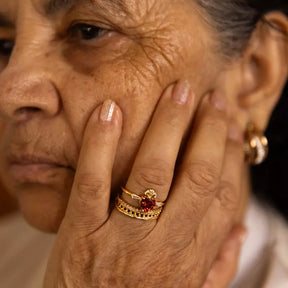 Anel Sagrado Coração de Jesus Ouro 14k Feminino – Anel Religioso com Pedra Vermelha e Zircônias