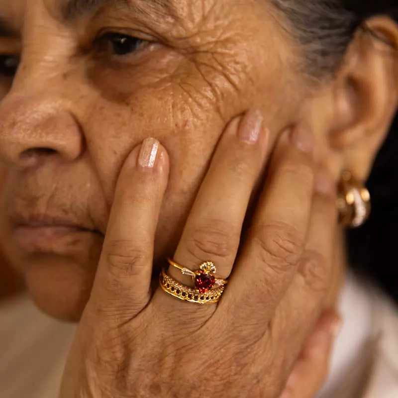 Anel Sagrado Coração de Jesus Ouro 14k Feminino – Anel Religioso com Pedra Vermelha e Zircônias