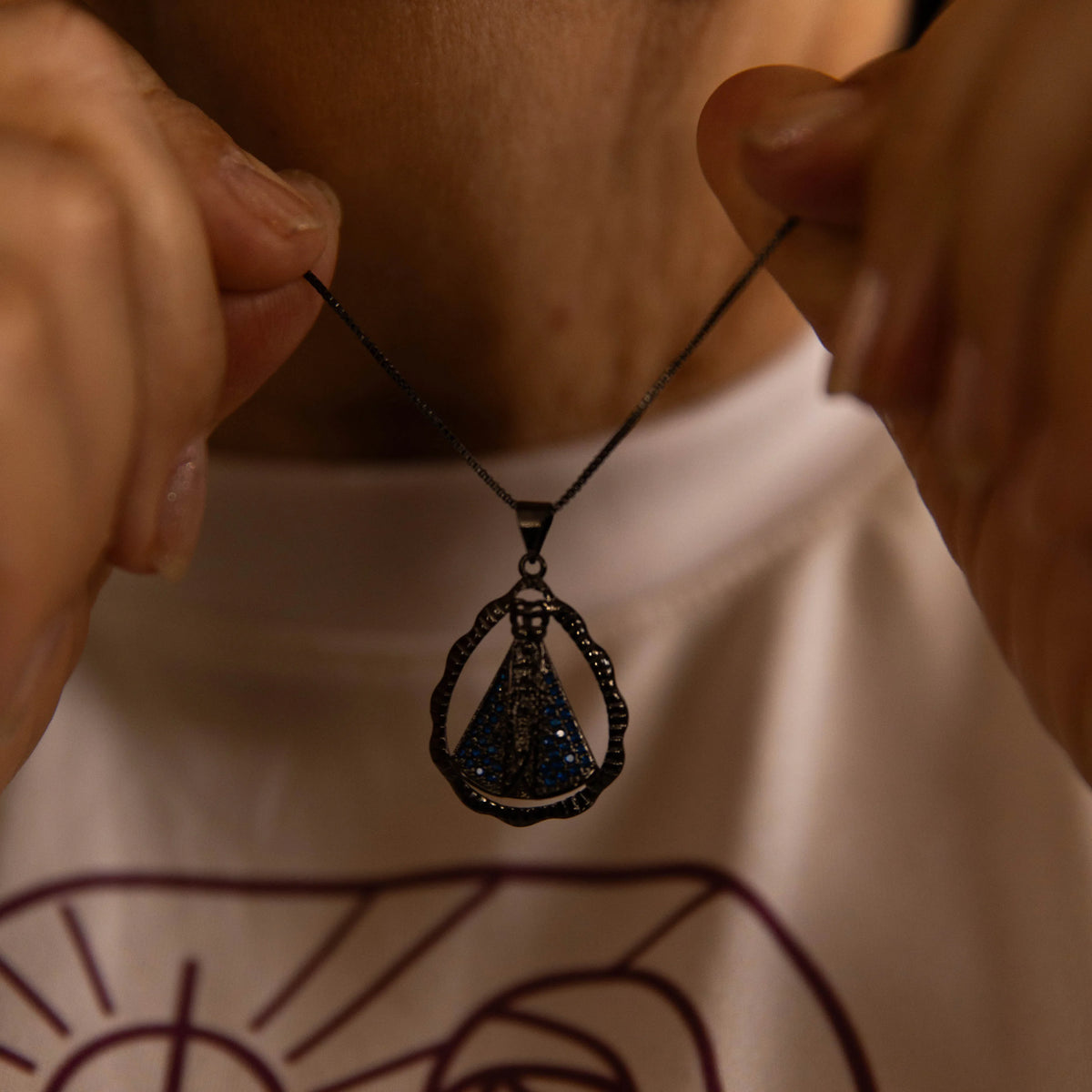 Colar Nossa Senhora Aparecida Black com Zircônias Azuis – Colar Religioso Feminino Premium