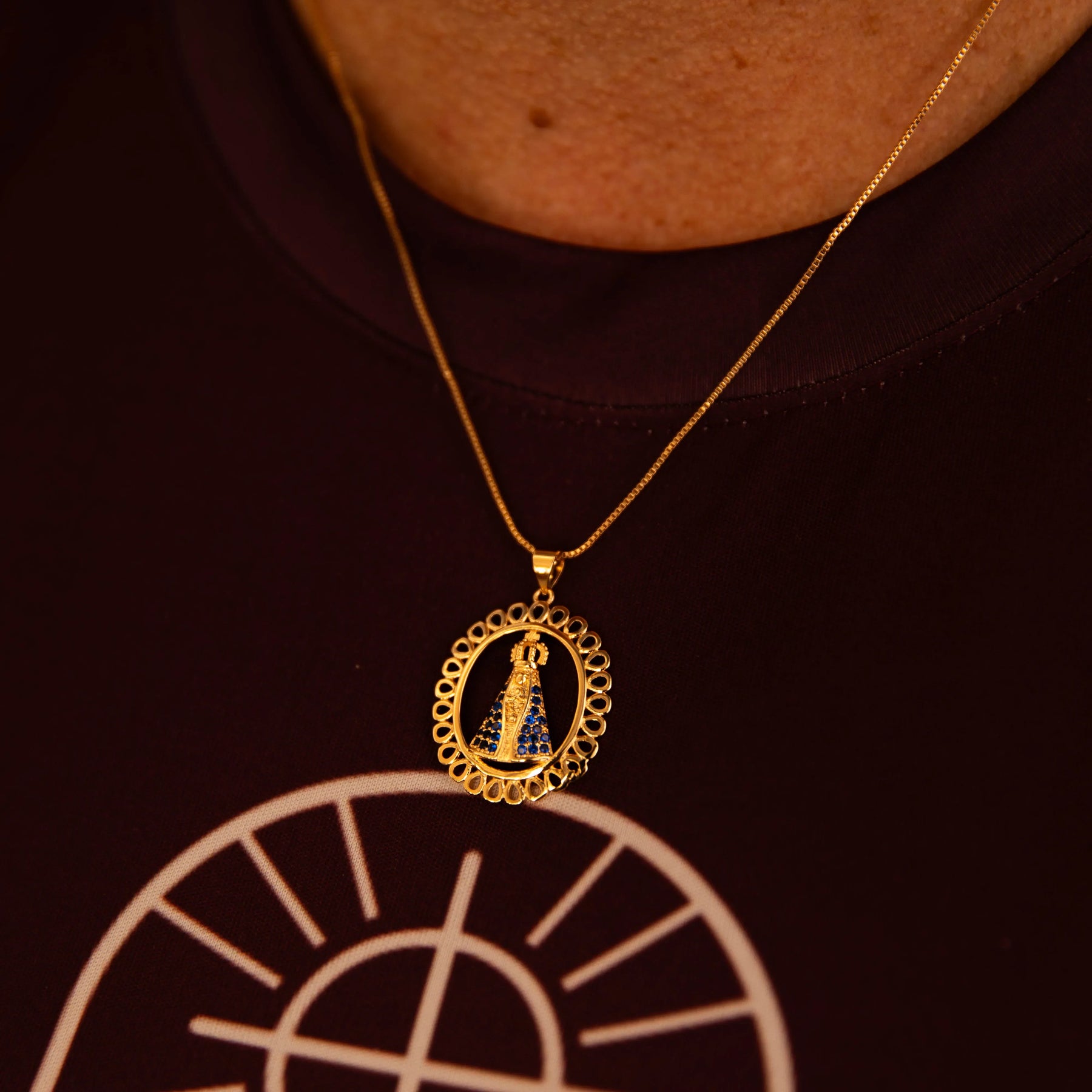 Colar Nossa Senhora Aparecida Oval com Zircônias Azuis Ouro 14k – Colar Religioso Feminino Delicado