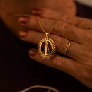 Colar Nossa Senhora Aparecida Oval com Zircônias Azuis Ouro 14k – Colar Religioso Feminino Delicado
