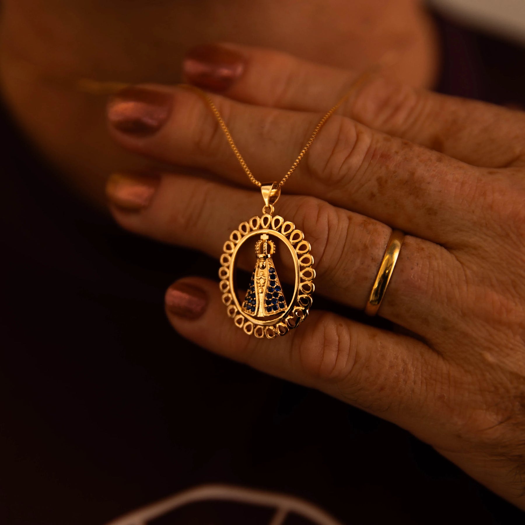 Colar Nossa Senhora Aparecida Oval com Zircônias Azuis Ouro 14k – Colar Religioso Feminino Delicado