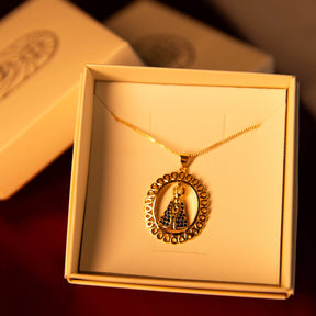 Colar Nossa Senhora Aparecida Oval com Zircônias Azuis Ouro 14k – Colar Religioso Feminino Delicado