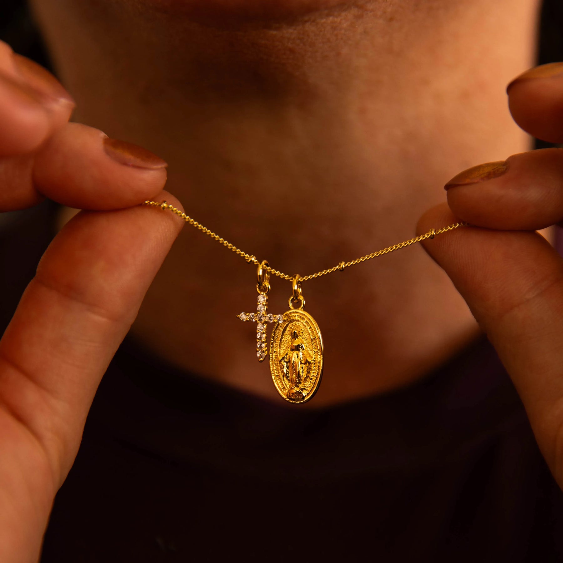Colar Virgem Maria com Cruz de Zircônia – Colar Religioso Feminino Delicado