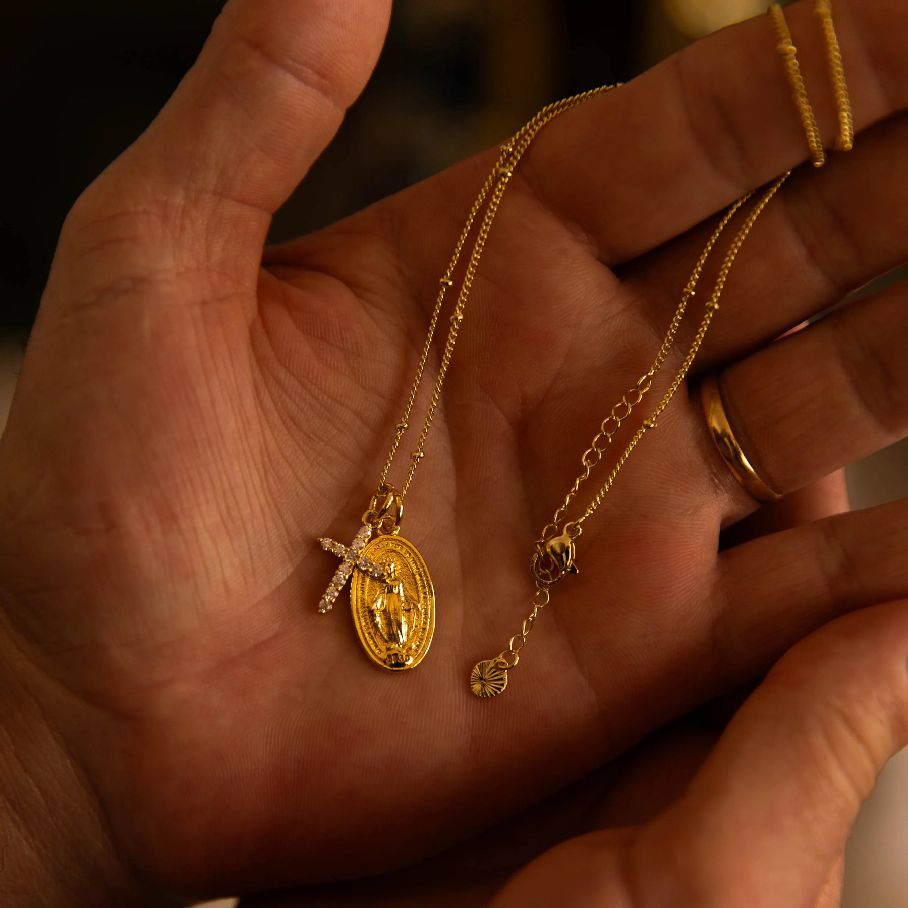 Colar Virgem Maria com Cruz de Zircônia – Colar Religioso Feminino Delicado