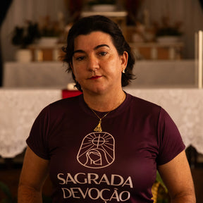 Colar Nossa Senhora Essência Divina Ouro 14k – Pingente Religioso Feminino Vazado com Cruz