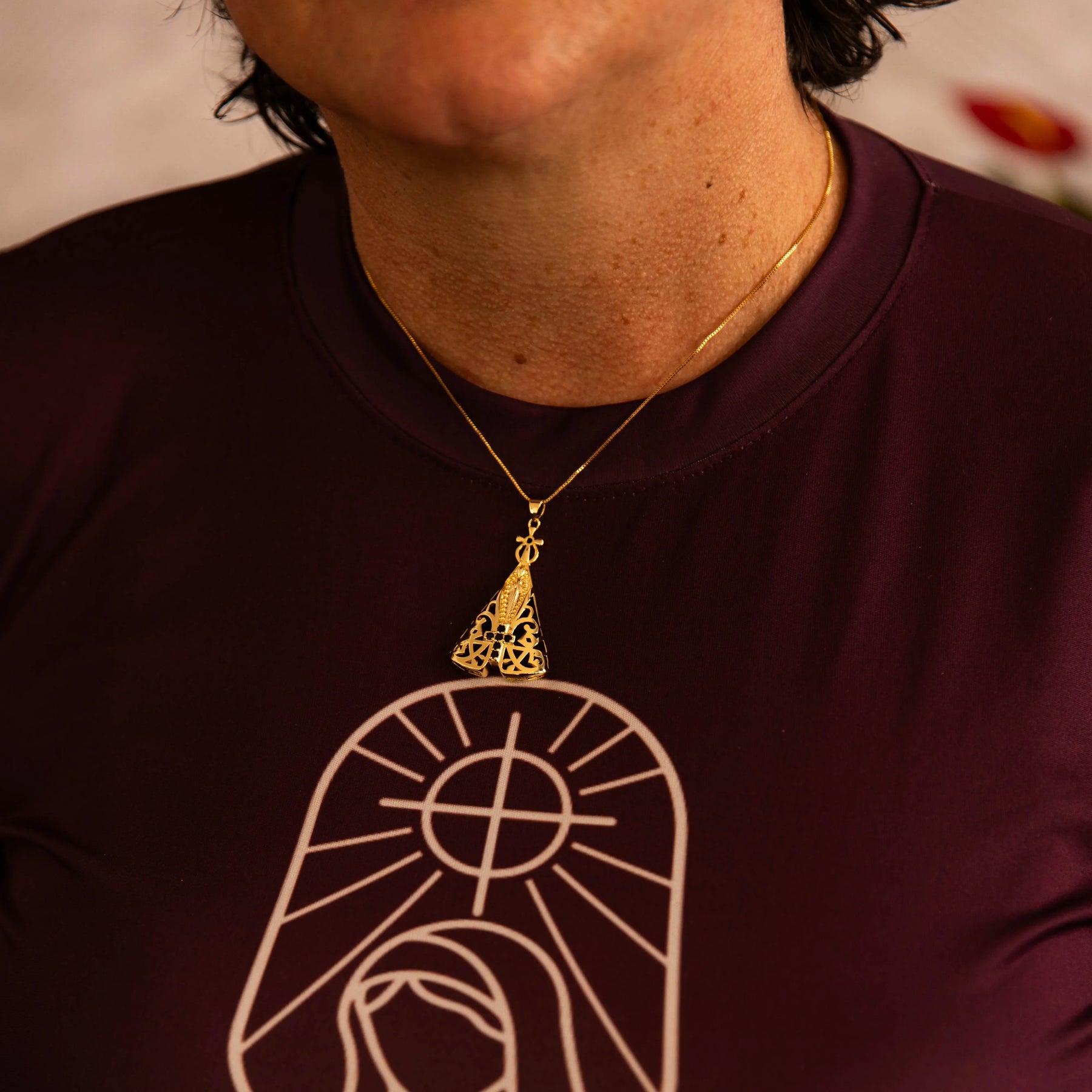 Colar Nossa Senhora Essência Divina Ouro 14k – Pingente Religioso Feminino Vazado com Cruz