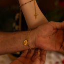 Pulseira Virgem Maria com Dezena de Terço Ouro – Pulseira Religiosa Feminina para Oração