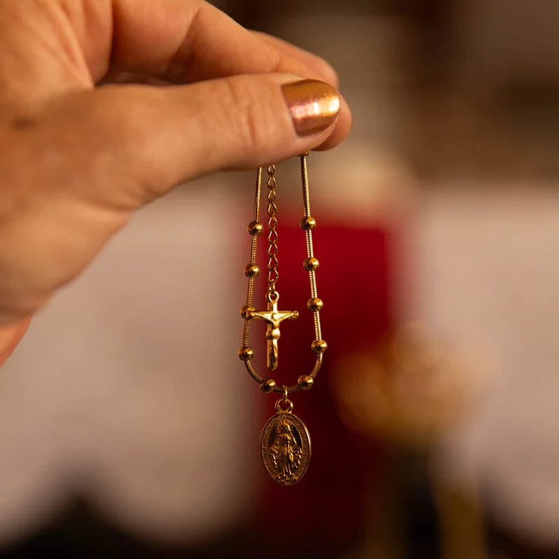 Pulseira Virgem Maria com Dezena de Terço Ouro – Pulseira Religiosa Feminina para Oração