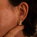 Brinco Nossa Senhora Aparecida com Zircônias Azuis Ouro 14k – Brinco Religioso Feminino Delicado
