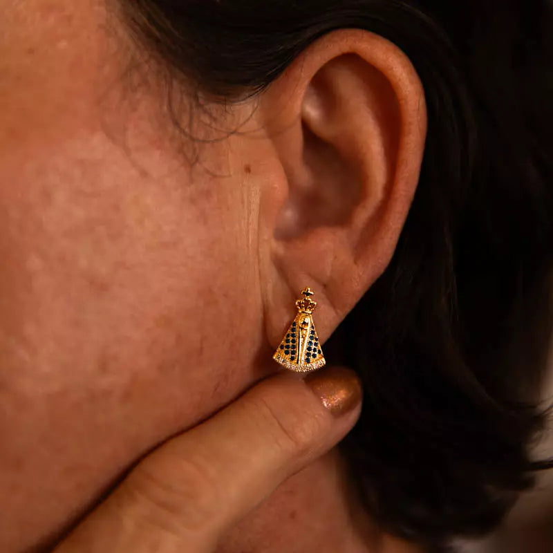 Brinco Nossa Senhora Aparecida com Zircônias Azuis Ouro 14k – Brinco Religioso Feminino Delicado