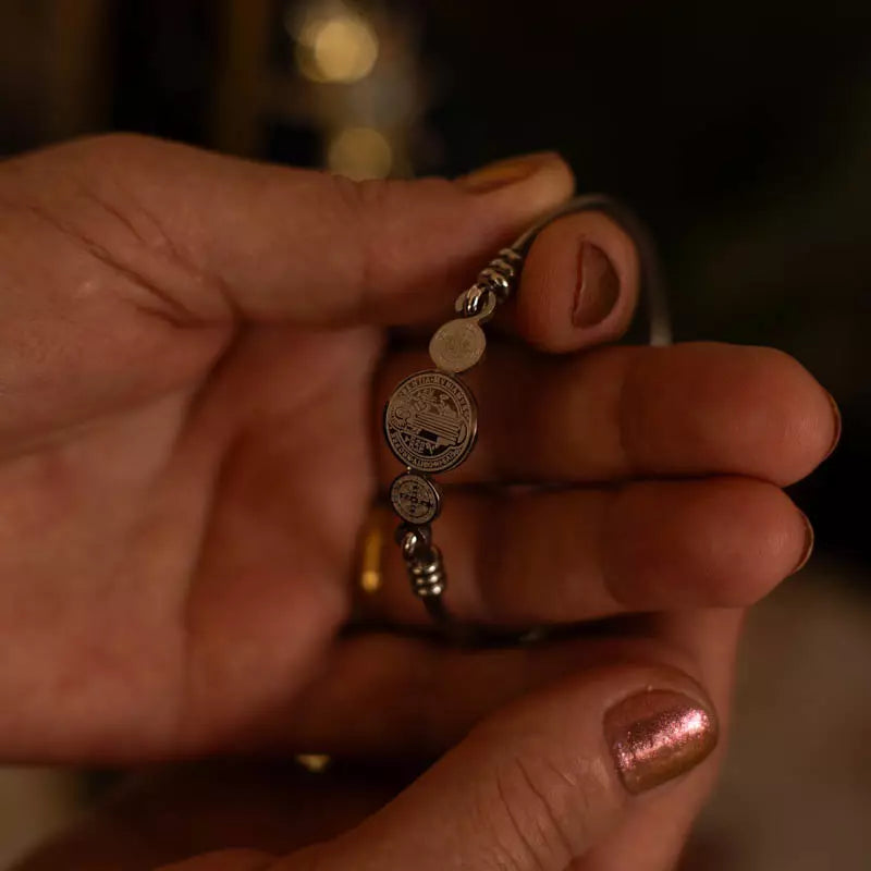 Pulseira São Bento Ouro ou Prata Feminina – Pulseira Religiosa com Medalha de Devoção